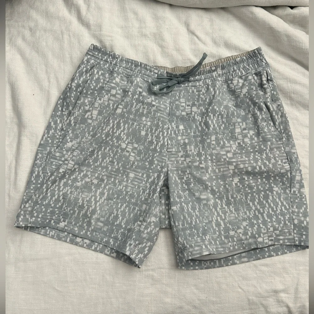 Lululemon men’s shorts - Picture 1 of 3